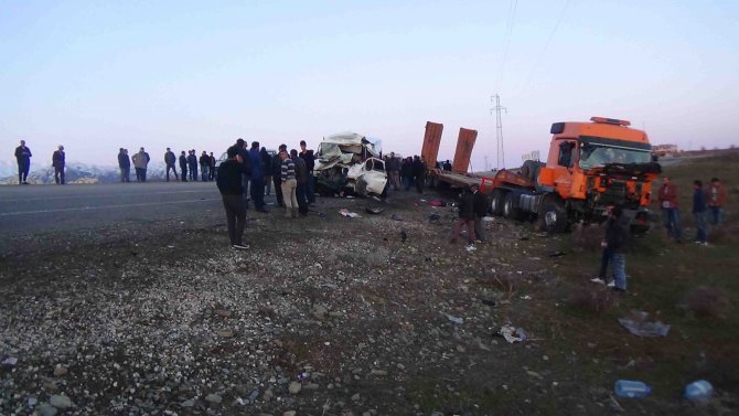 Diyarbakır'da öğrencileri taşıyan minibüsle tırın çarpışması