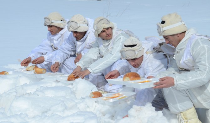 Komandolar zorlu kış eğitimini başarıyla tamamladı
