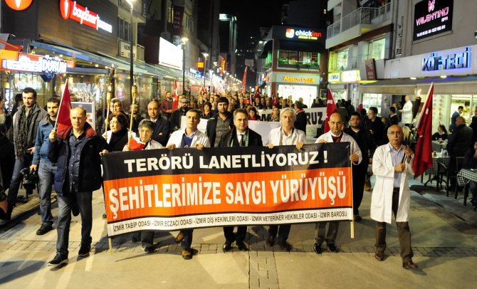 İzmir'de şehitlere saygı yürüyüşü