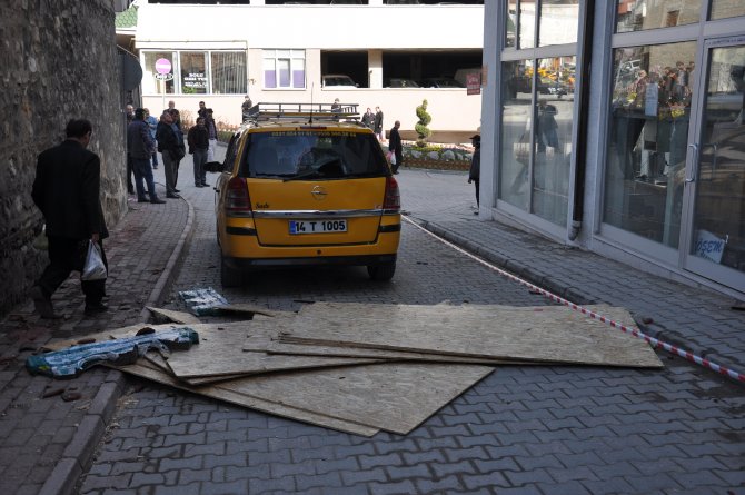 Kaldırımda yürürken başına sunta parçası düştü