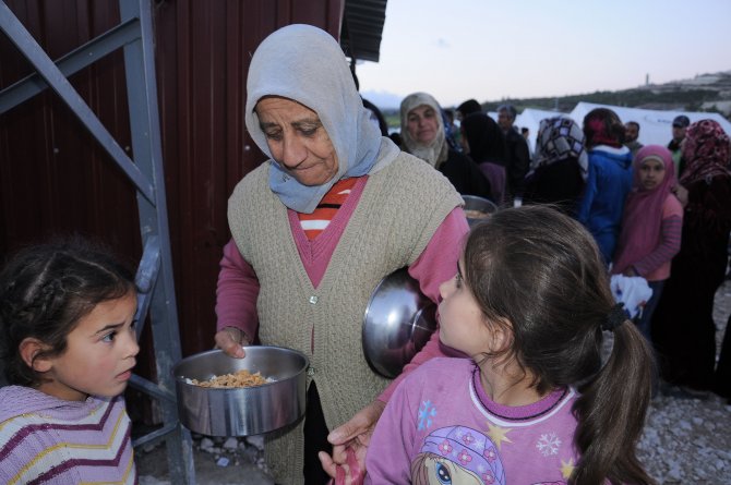 Türk Kızılayı'nın aşı Türkmenler için pişiyor