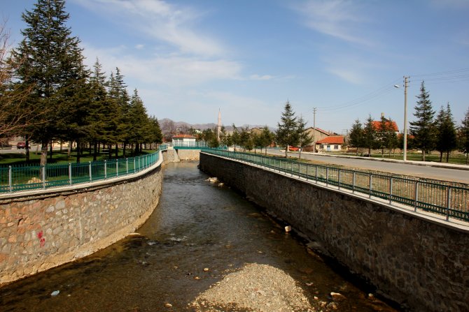 Seydişehir'de Akçay deresinin kenarlarına korkuluk yapılıyor