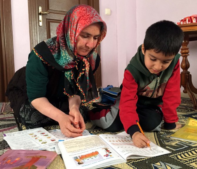 Evinin yükünü tek başına üstlendi