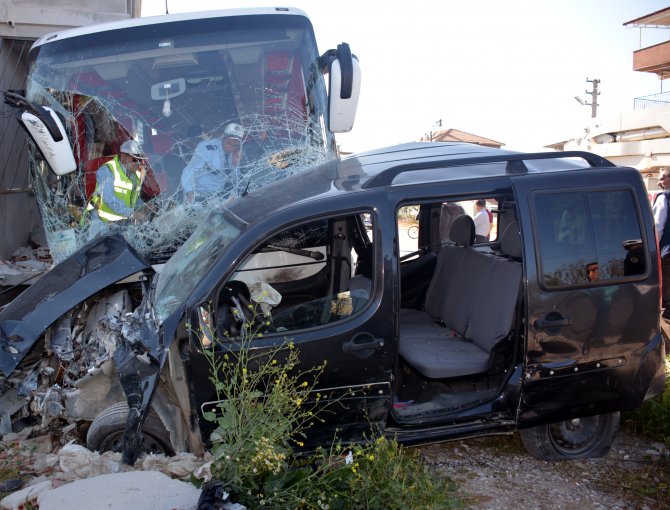 Manisa'da trafik kazası: 1 ölü, 1 yaralı