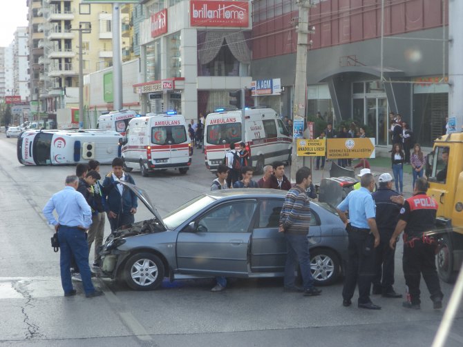 Hasta taşıyan ambulans kaza yaptı