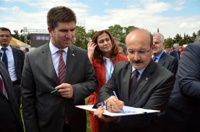 Burdur'da "Dünya çocuk diş fırçalama rekoru" kırıldı