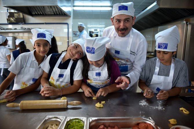 İlkokul öğrencileri İtalyan şefle birlikte yemek yaptı