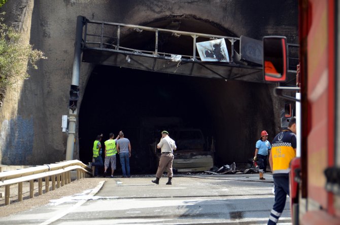 GÜNCELLEME - Bolu'da bariyere çarpan tır yandı: 5 ölü, 2 yaralı