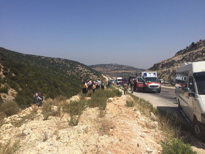 GÜNCELLEME 3 - Hatay'da minibüs şarampole devrildi