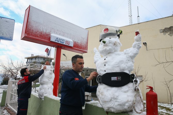 İzmir ve Manisa'da kar yağışı