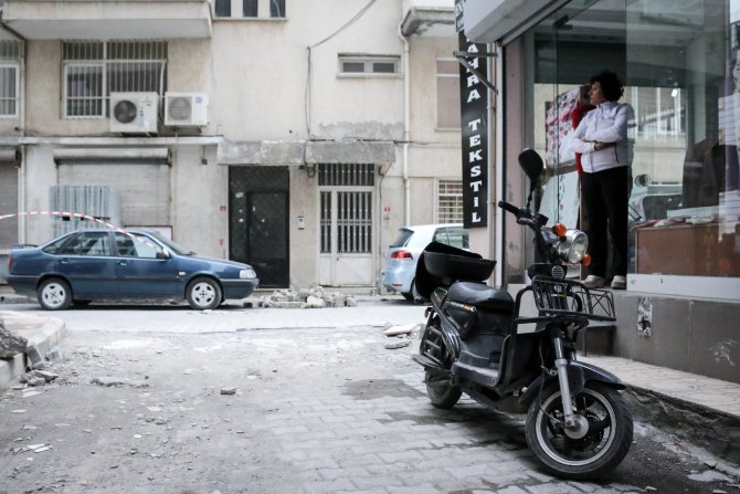 Üzerine cam korkuluk düşen motosiklet sürücüsü hayata tutunamadı