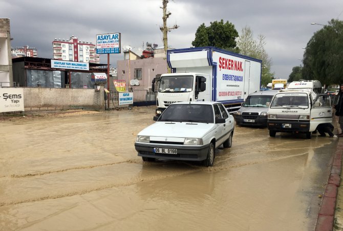 İş makinesi kepçesine binerek minibüs ittiler