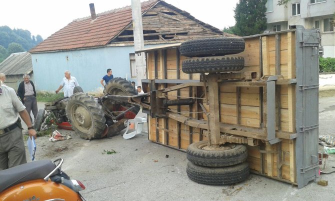 Düzce'de mevsimlik işçileri taşıyan traktörün devrilmesi