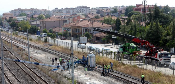 GÜNCELLEME 2 - Kocaeli'de YHT hattına iş makinesi devrildi