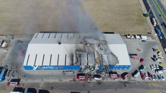 Erzurum'da kargo şirketinin deposunda yangın