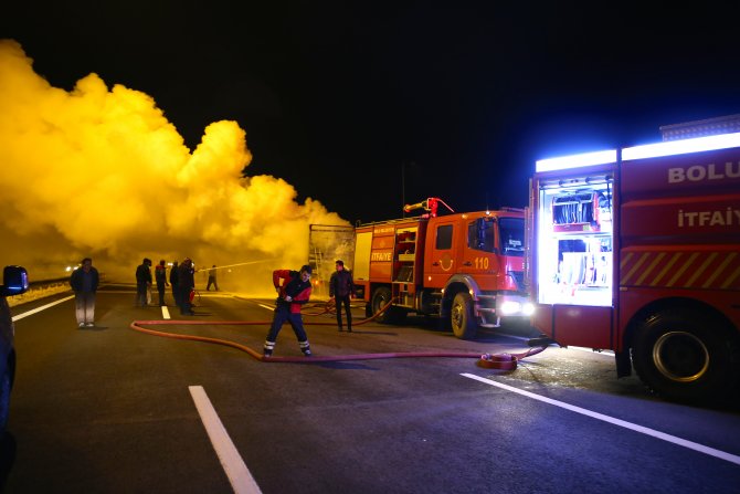 Bolu'da mutfak malzemesi yüklü tırda yangın