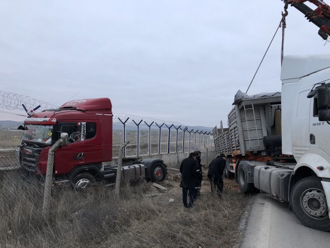 Kontrolden çıkan tır havalimanı korkuluklarına çarptı