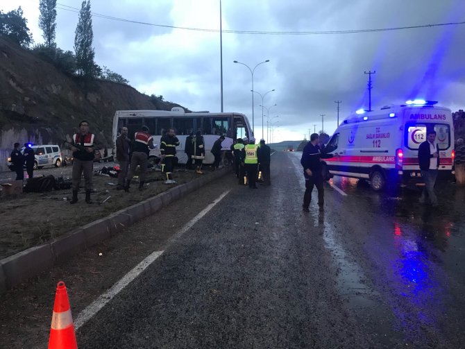 Öğrencileri taşıyan tur midibüsü devrildi: 9 yaralı