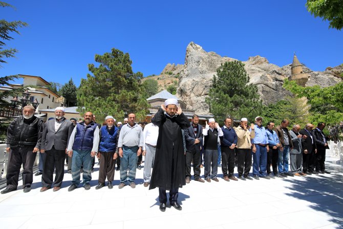 Şehit Filistinliler için gıyabi cenaze namazı