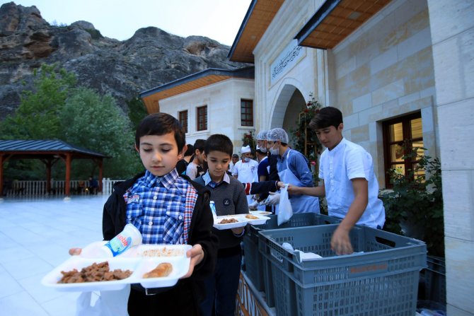 Bin kişi Somuncu Baba Külliyesi'nde iftar etti