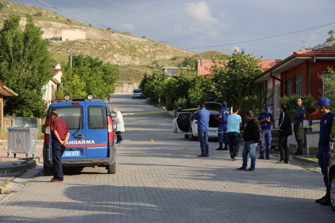 Boşanmak isteyen karısını öldürdü