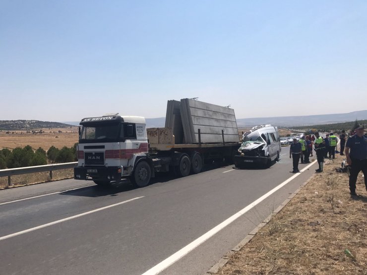 Kahramanmaraş'ta minibüs tıra çarptı: 1 ölü, 13 yaralı