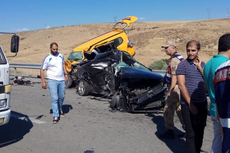 Elazığ'da taksiyle otomobil çarpıştı: 3 ölü, 1 yaralı