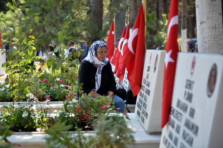 Bayram öncesi şehitliklere ziyaret