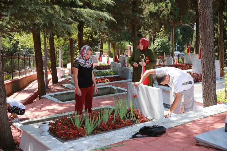 Şehitliklerde hüzünlü bayram arifesi