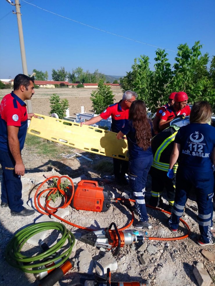 Otomobil mezarlık duvarına çarptı: 1 ölü, 4 yaralı