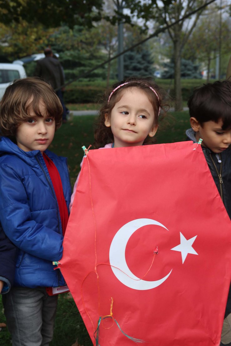 Kocaeli'de Türk bayraklı uçurtma gökyüzünü süsledi