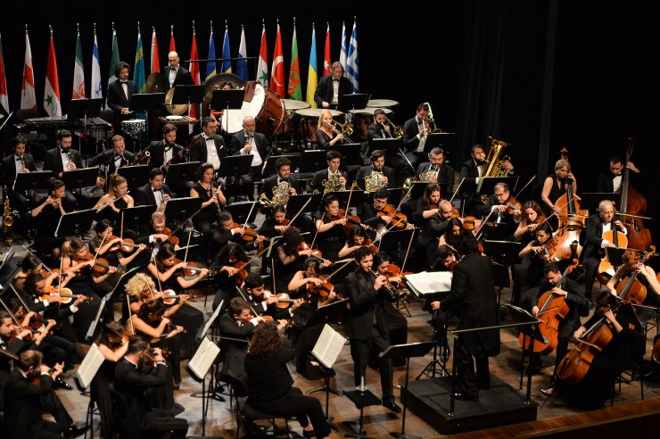 Tekfen Filarmoni Orkestrası Mersin'de sahne aldı