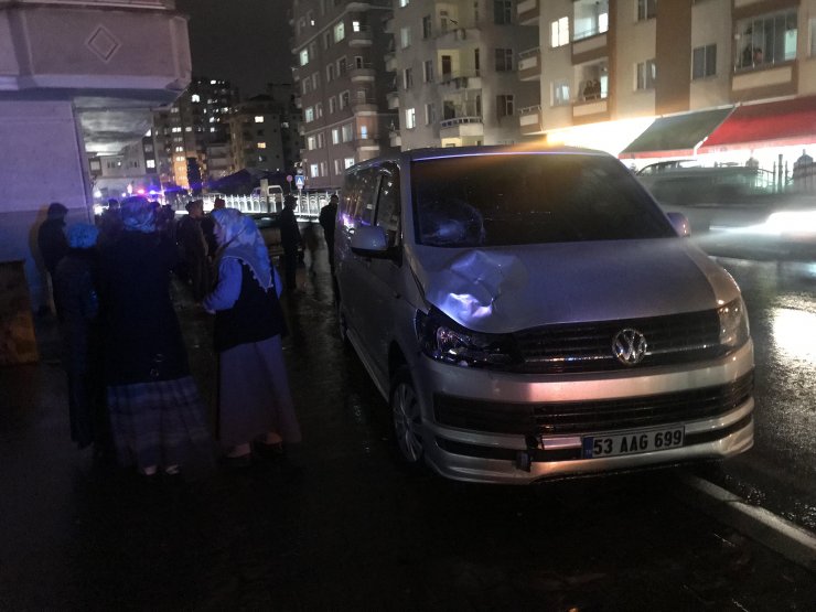 GÜNCELLEME - Rize'de minibüs yayalara çarptı: 1 ölü, 1 yaralı