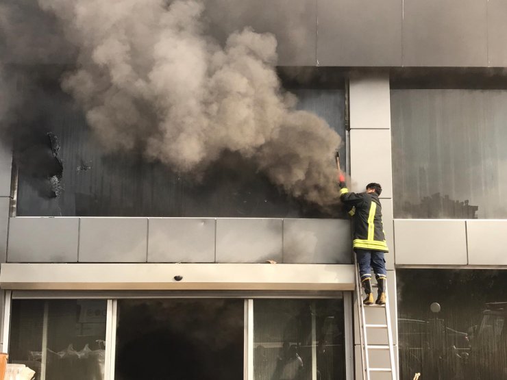 Mersin'de 12 katlı apartmanın altındaki dükkanlarda yangın