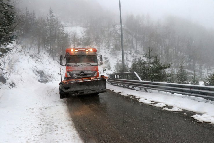 Bolu Dağı'nda kar yağışı etkili oluyor