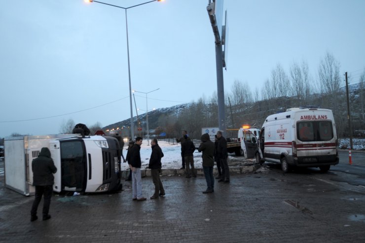 Bingöl'de ambulans ile kamyonet çarpıştı: 9 yaralı