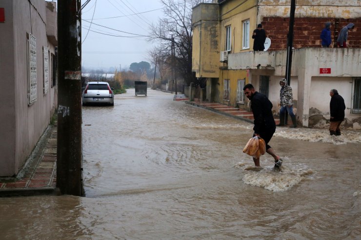 Akhisar'da su baskını nedeniyle tren seferleri durdu