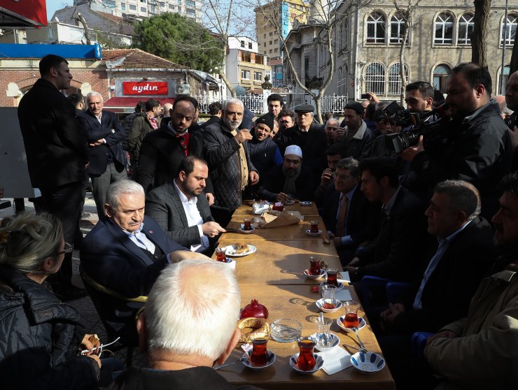 Binali Yıldırım, Erenköy'de vatandaşlarla çay içti