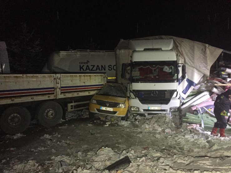 GÜNCELLEME - Zincirleme trafik kazası kara yolunu kapattı