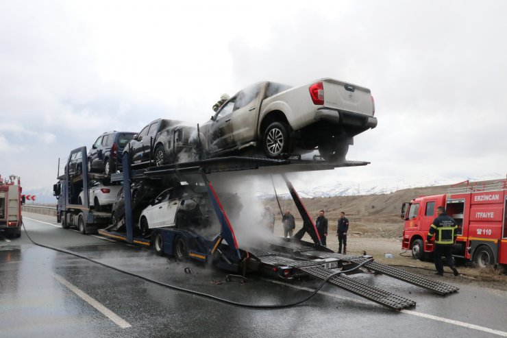 Erzincan'da araç yüklü tırda yangın