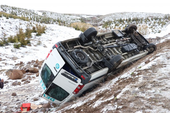 Kayseri'de minibüs devrildi: 3 yaralı