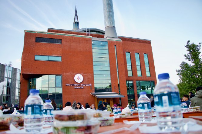 Hollanda'da "Cami Meydanı"nda sokak iftarı