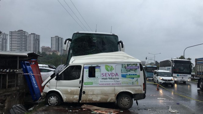 GÜNCELLEME - Ordu'da yolcu otobüsü minibüsle çarpıştı: 3 ölü, 11 yaralı