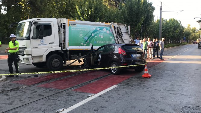 İzmir'de trafik kazası: 2 ölü, 2 yaralı