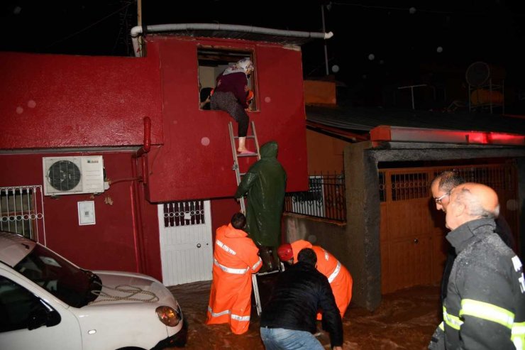 Adana'da sağanak nedeniyle mahsur kalan vatandaşları belediye ekipleri kurtardı