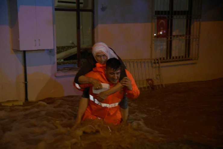 Adana'da sağanak nedeniyle mahsur kalan vatandaşları belediye ekipleri kurtardı