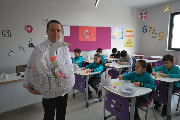 Öğrenciler düşünce kaslarını geliştirmek için origami yapıyor