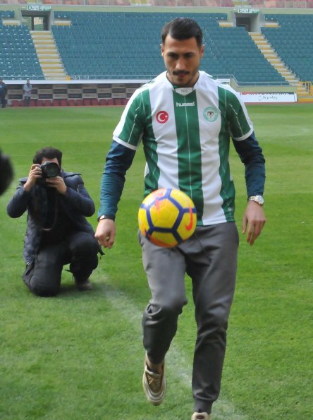 atiker-konyaspor-samuel-etoo-ile-2.5-yillik-sozlesme-imzaladi_2931_dhaphoto13.jpg