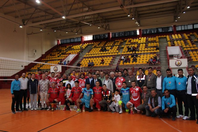 baskanlik-kupasi-voleybol-karsilasmalarinda-kupalar-sahiplerini-buldu-(8).jpg